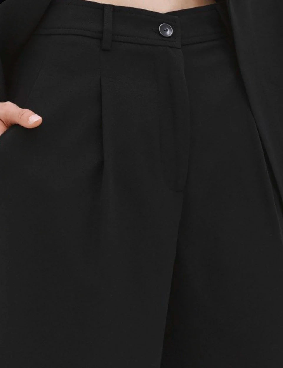 Carla Black Bermuda Shorts